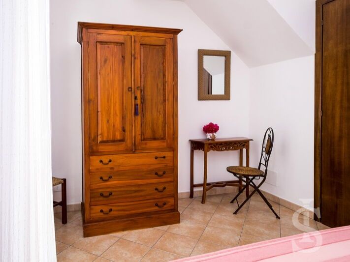 casa-levante-wohnzimmer-mit-schrank-und-kleinem-tisch.jpg