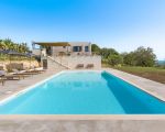 casa-tancredi-pool-mit-sonnenliegen.jpg