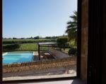 ferienhaus-aurora-fenster-blick-auf-den-pool.JPG