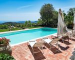 ferienhaus-capinera-sonnenliegen-am-pool.jpg