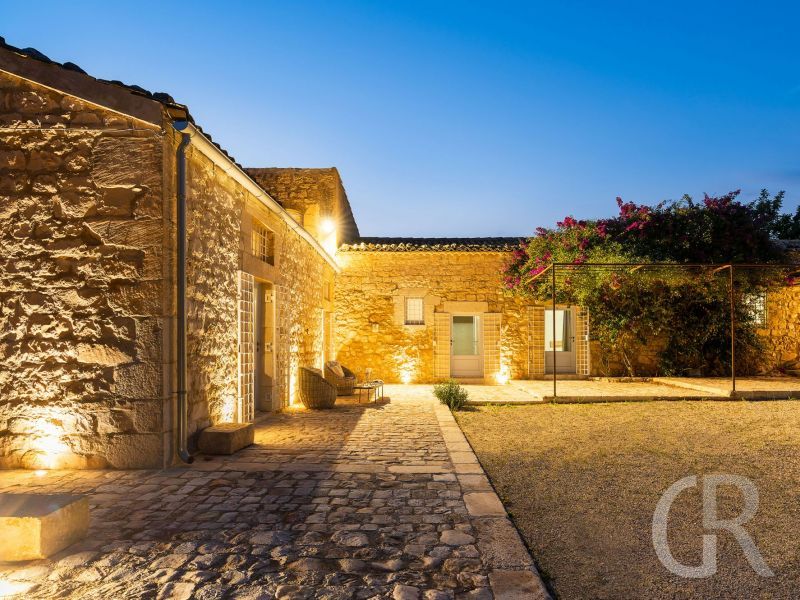 ferienhaus-dimora-pura-am-abend.jpg