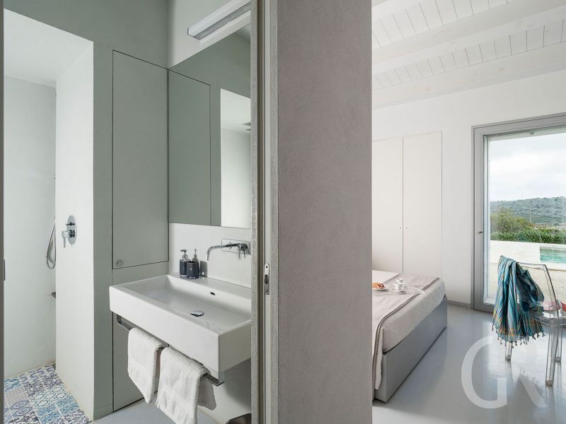 ferienhaus-hybla-schlafzimmer-und-bad.jpg