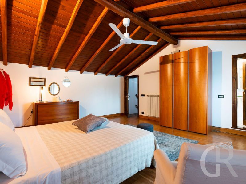 ferienhaus-la-rosa-grosses-schlafzimmer-mit-doppelbett.jpg