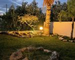 ferienhaus-levante-garten-am-abend.jpg