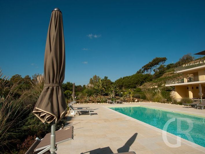 ferienhaus-luna-minoica-sonnenterrasse-am-pool.jpg