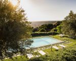 ferienhaus-villa-dorata-pool-mit-sonnenliegen.jpg