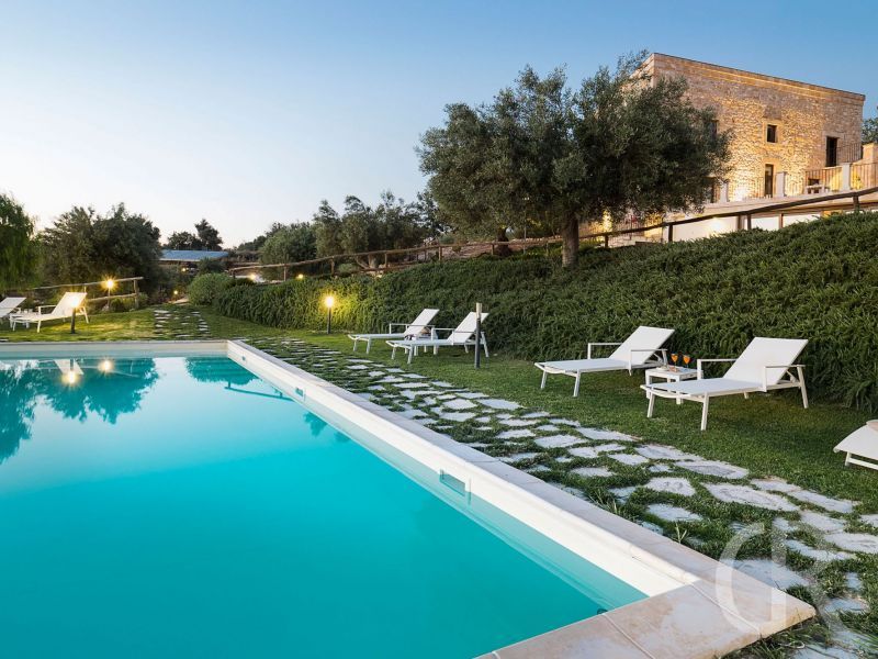 ferienhaus-villa-dorata-sonnenliegen-am-pool.jpg