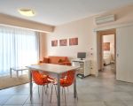 ferienwohnung-arance-esstisch-mit-terrassenzugang.jpg