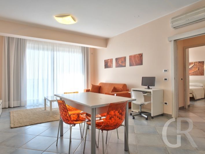 ferienwohnung-arance-wohnbereich-mit-ausgang-auf-die-terrasse.jpg