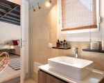 ferienwohnung-aurispa-bad-und-blick-ins-schlafzimmer.jpg