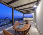 ferienwohnung-ducezio-ueberdachte-terrasse-am-abend.jpg