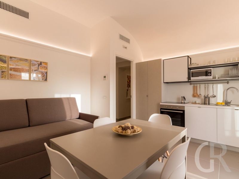 ferienwohnung-enea-esstisch-mit-sofa.jpg