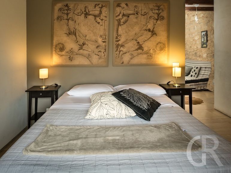 ferienwohnung-euphorbia-schlafzimmer-mit-doppelbett.jpg