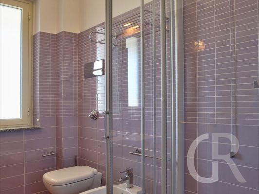 ferienwohnung-glicine-badezimmer-mit-glasdusche.jpg