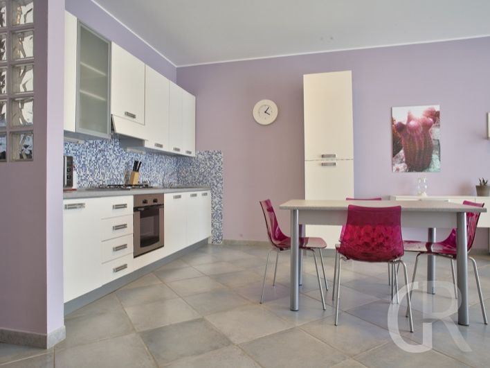 ferienwohnung-glicine-essplatz-mit-kuechenzeile.jpg