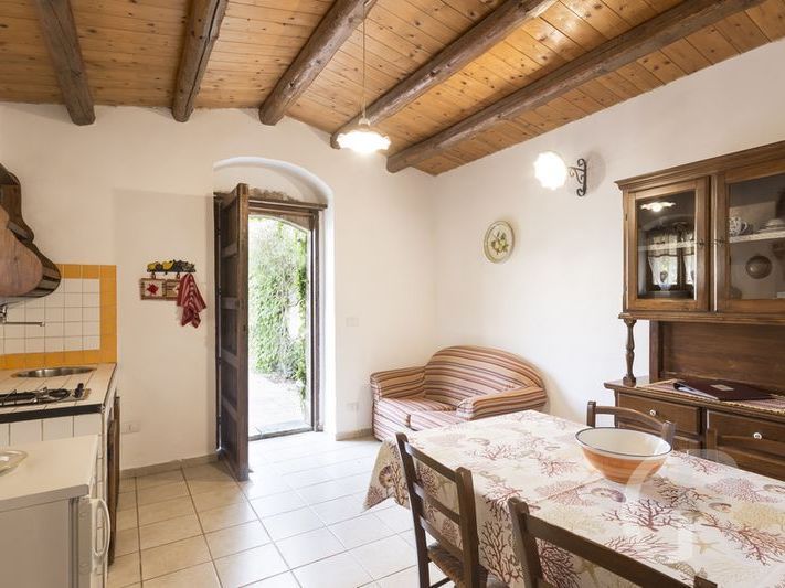 ferienwohnung-mannira-kueche-mit-esstisch.jpg