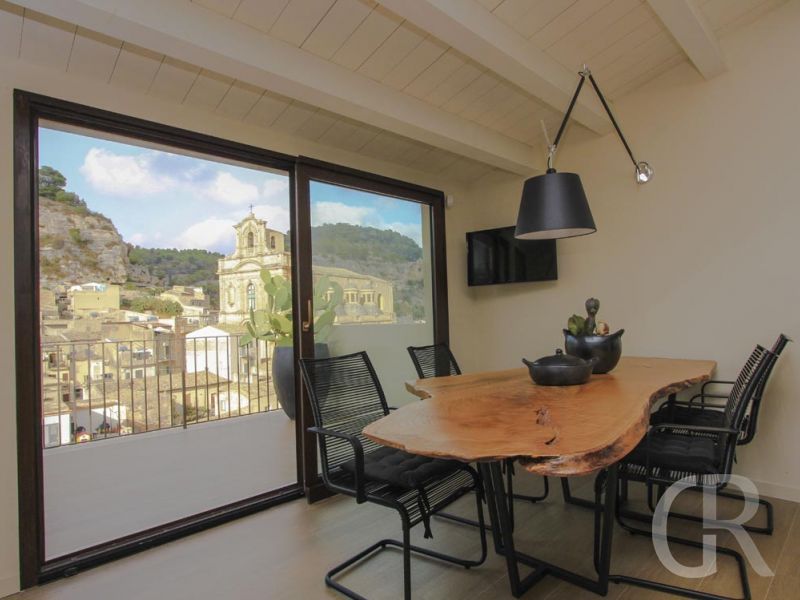 ferienwohnung-platone-esstisch-mit-blick.jpg