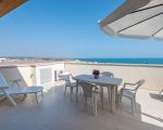 ferienwohnung-rosmarino-terrasse-mit-sonnenliegen.jpg