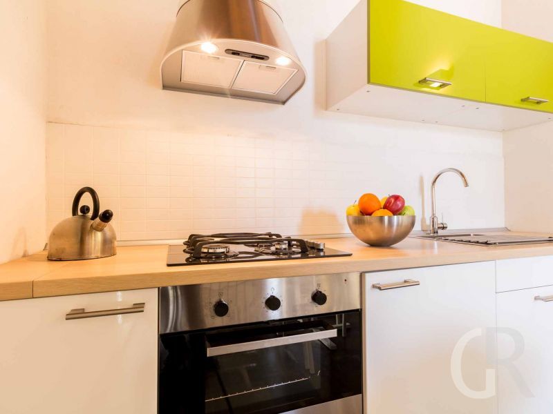 ferienwohnung-ulisse-kueche-mit-kochfeld-und-backofen.jpg