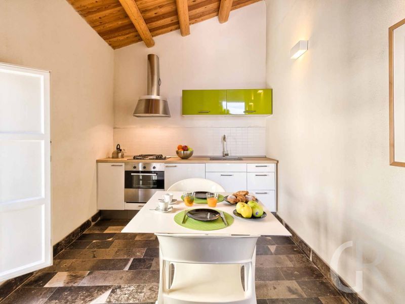 ferienwohnung-ulisse-offene-kueche-mit-esstisch.jpg