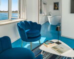 montalbano-suite-sitzplatz-und-blick-zum-schlafzimmer-mit-badewanne-freistehend.jpg
