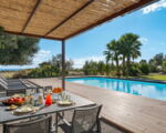 muna-retreat-terrasse-am-pool.jpg