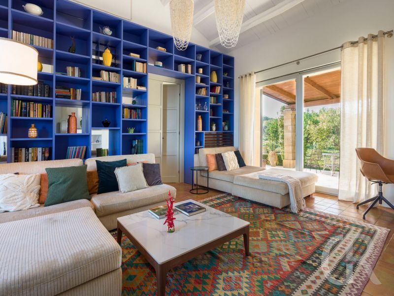 pigna-blue-wohnzimmer-mit-blauem-regal.jpg