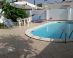 schoener-pool-mit-sonnenliegen-und-sonnenschirm.jpg