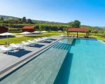 tenuta-contea-am-pool-mit-sonnenliegen.jpg