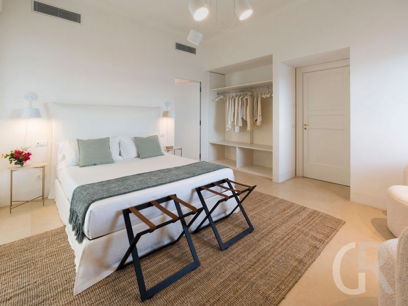 villa-acqua-marina-weiss-gruenes-schlafzimmer.jpg