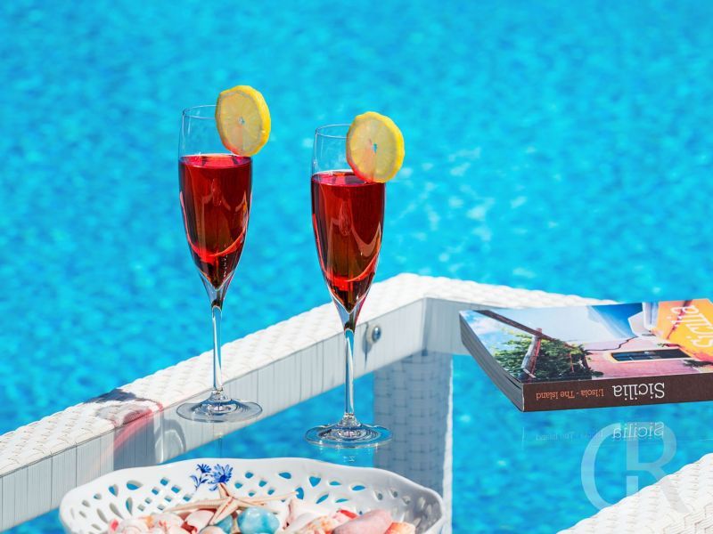 villa-afrodite-sektglaeser-am-pool.jpg