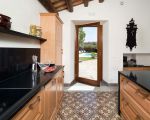 villa-ager-costa-kueche-mit-ausgang-ins-freie.jpg