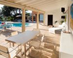 villa-agora-esstisch-auf-der-terrasse.jpg