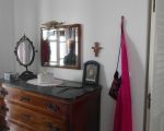 villa-al-mare-schlafzimmer-mit-alter-kommode-und-spiegel.JPG