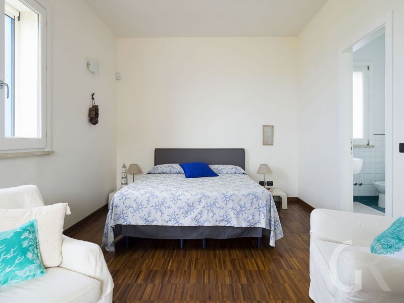 villa-ala-doppelbett-im-schlafzimmer.jpg