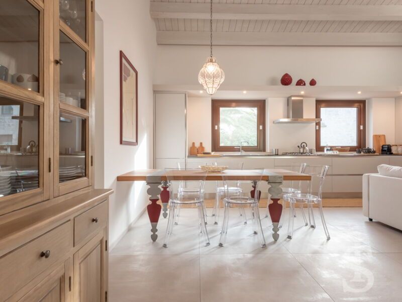 villa-angelina-ansicht-kuechenzeile-und-esszimmer.jpg