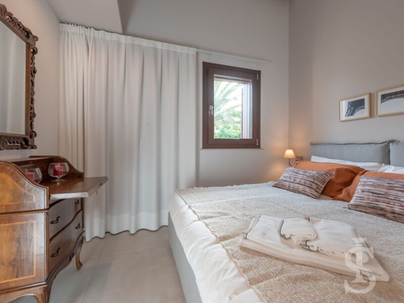villa-angelina-schlafzimmer-mit-doppelbett-3.jpg