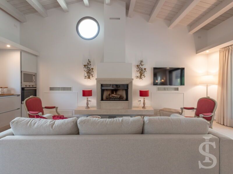 villa-angelina-wohnzimmer-mit-kamin.jpg