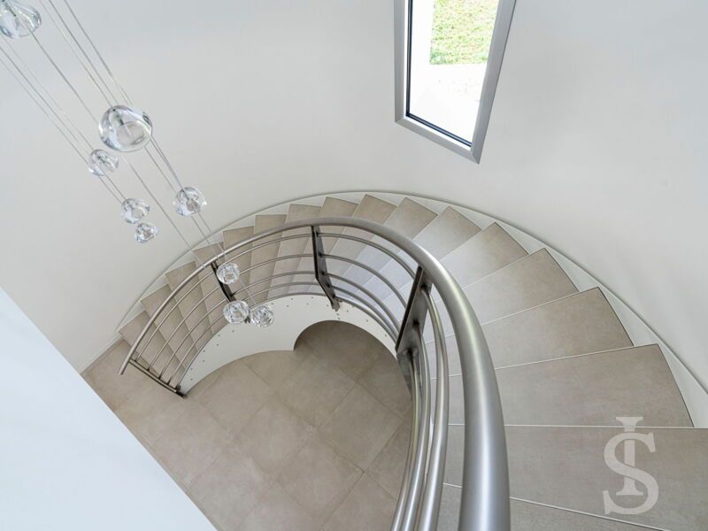 villa-anna-runder-treppenaufgang.jpg