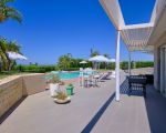 villa-anthea-pool-mit-sonnenschirmen.jpg