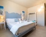 villa-auliva-blaues-doppelbett.jpg