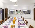 villa-blue-moon-der-tisch-laedt-ein.jpg