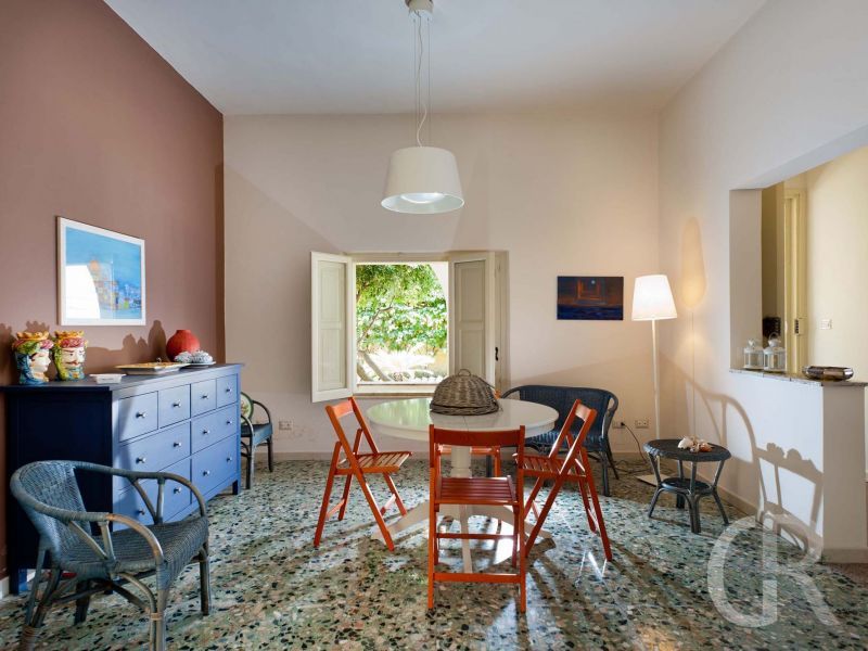 villa-brezza-marina-kleiner-esstisch.jpg