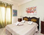 villa-cala-mancina-schlafzimmer-mit-antikem-bett.jpg
