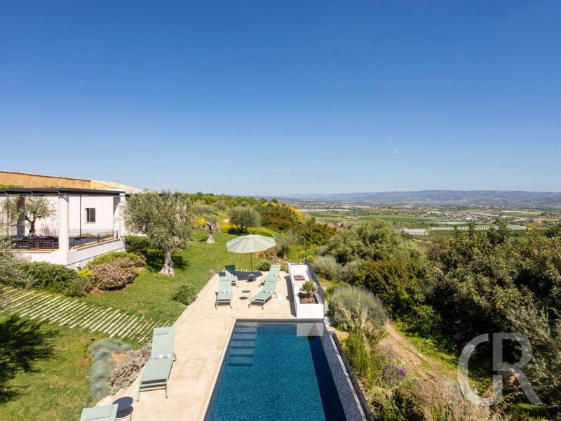villa-carlita-blick-von-oben-auf-pool-und-in-die-landschaft.jpg