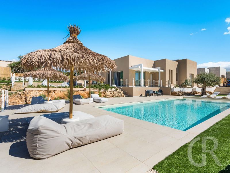 villa-castalia-blick-auf-den-pool-und-den-berg.jpg