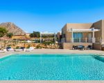 villa-castalia-schwimmbad-mit-villa.jpg