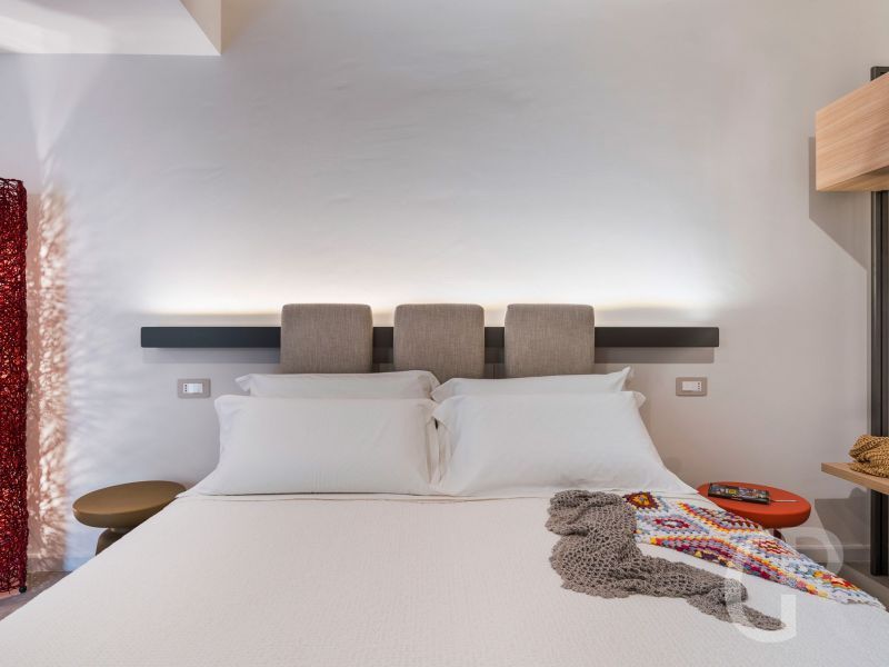 villa-castalia-weisses-doppelbett.jpg