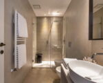 villa-continella-badezimmer-3-mit-duschbad-seitliche-ansicht.jpg
