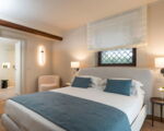 villa-continella-schlafzimmer-mit-doppelbett-und-blick-zum-ensuite-bad.jpg